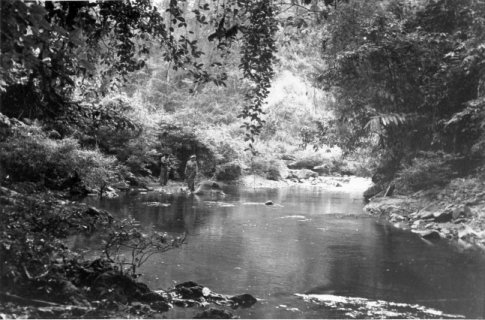 La rivire Nam Mo. Valle s'intgrant entre deux chanes de montagnes du Pays Mo