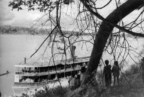 Chaloupe assurant le trafic fluvial sur le Mkong